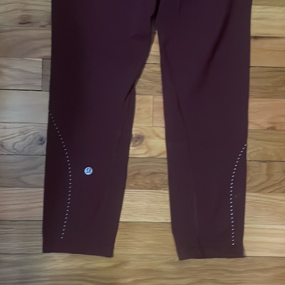 Lululemon cropped Maroon leggings - Picture 4 of 4